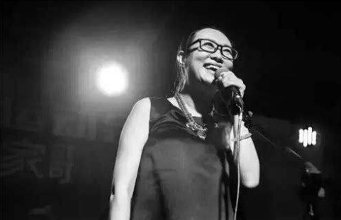 央视主播王曦梁，长腿颜值高3次主持《豪门盛宴》，工作21年0失误