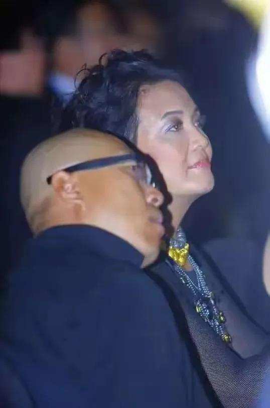 麻六记直播间人气爆棚，张兰日本行程引发热议