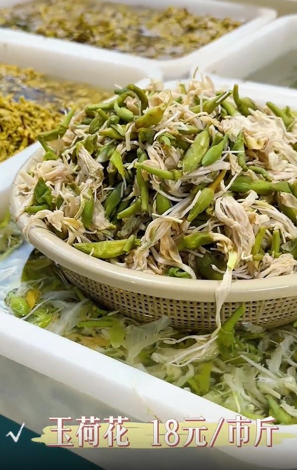 馋哭了！云南的“小精灵”们开始吃花啦！