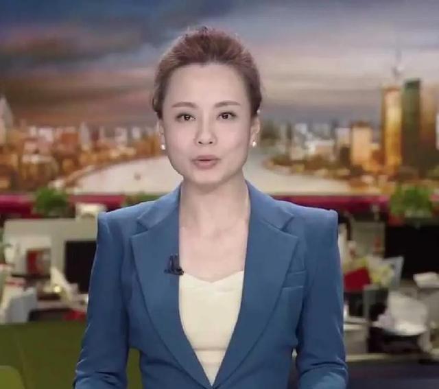 东方卫视四大美女主持,直播中爱穿高跟、黑丝袜