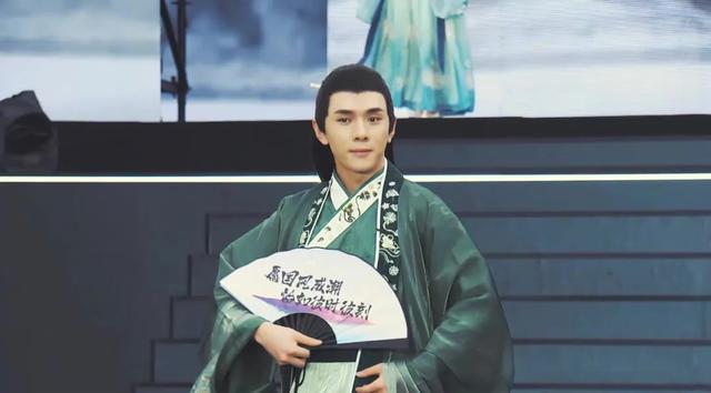 一夜爆卖4500万!李佳琦“变装”,投资人追捧,又一百亿新市场