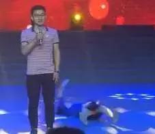 女主持人在台上突然表情诡异、眼神狰狞！身体僵直倒地