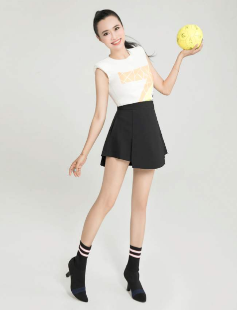 央视主播王曦梁，长腿颜值高3次主持《豪门盛宴》，工作21年0失误