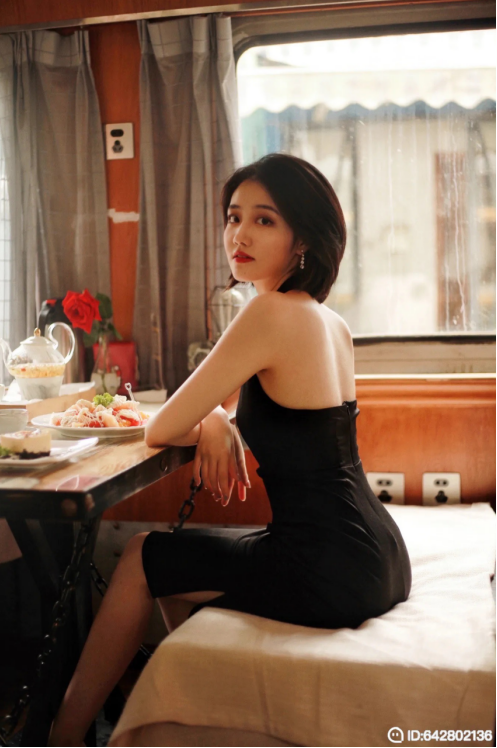 陌陌主播妖精大人发布最新写真照，高贵典雅气场十足