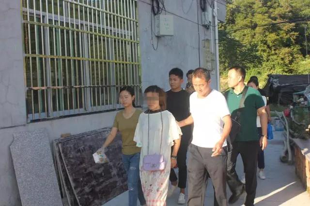 网红女主播“妖妖”,直播尺度大胆,利用直播贩毒