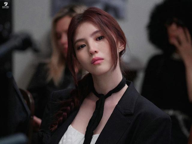 韩素希晒出“唇钉”，透露穿唇过程，令网友担心，演员这样合适吗