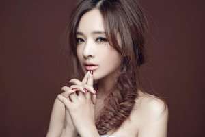 女主播六间房视频(邻家女神突破自我~“小虎牙”首次出镜悬疑电影，本色出演获好评)