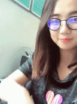 郑凯前女友程晓玥穿紧身裤直播，私处若隐若现，明星也开始擦边