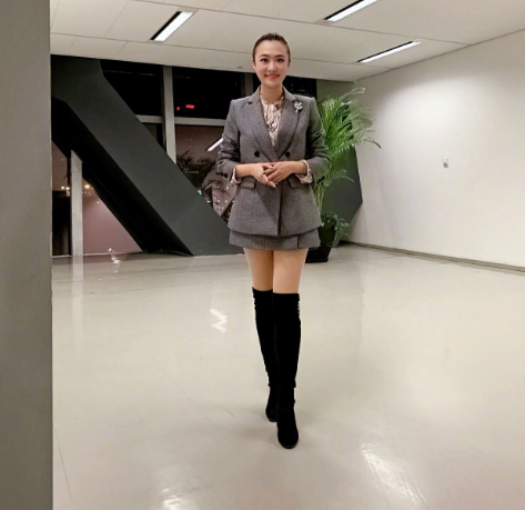 央视主播王曦梁，长腿颜值高3次主持《豪门盛宴》，工作21年0失误