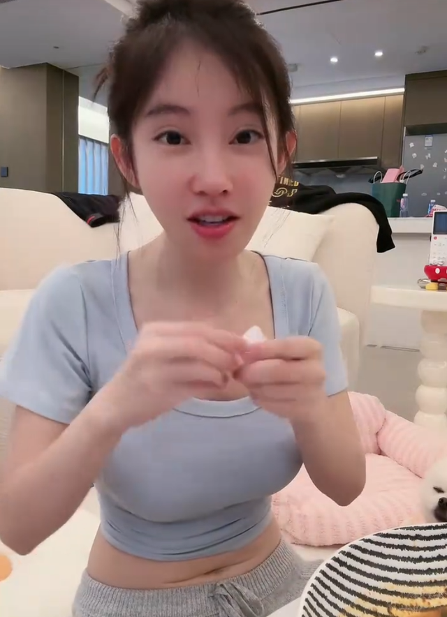 故意还是不小心?冯提莫直播又走光,尺度越来越大了