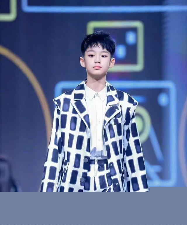 曹颖近况惹热议!在韩国夜市小店卖货,浓妆艳抹,网友傻眼认不出