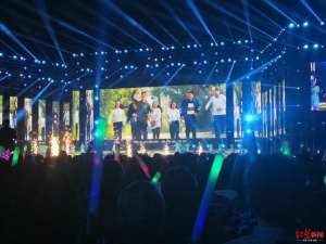 韩国女主播佳伊影音(12首新歌才发布3小时 他们就为2万多观众现场献唱)