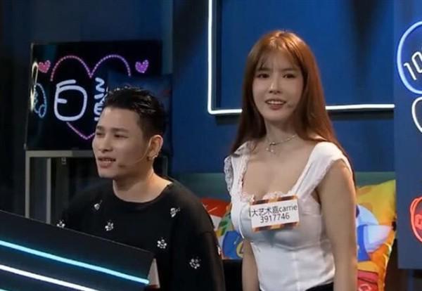 女主播被邀请解说CF，着装触碰直播底线，频繁整理衣物目的太明显