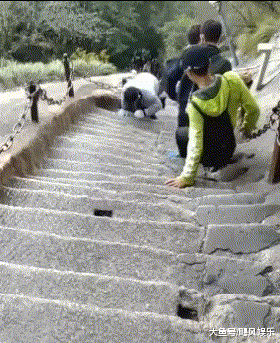 郑凯前女友程晓玥穿紧身裤直播，私处若隐若现，明星也开始擦边