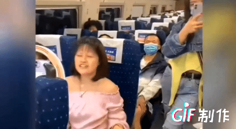 笑死人，看看直播关美颜后，女主播的表情变化，小撒直夸自己帅呆