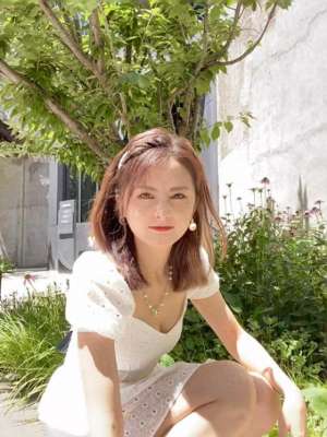 腾讯女主播小南(人比花娇美女体育主播小南绝美身材 泡泡公主裙展现醉人笑容)