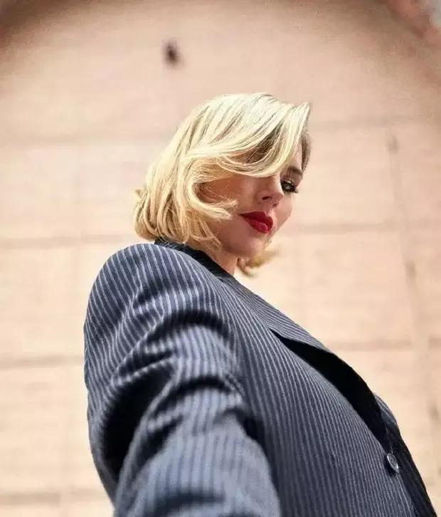 欧冠节目女主持人走红网络 高颜值+魔鬼身材