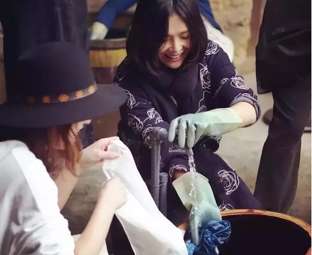 不当名人当村姑,39岁带三个娃隐居乡间,她如今现状如何?