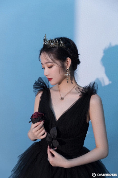 陌陌主播妖精大人发布最新写真照，高贵典雅气场十足