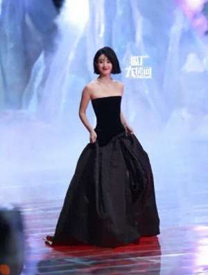 央视女主播露胸(星光大赏太炸裂了抢话筒露胸贴，各种失误迷路摔倒还下跪)