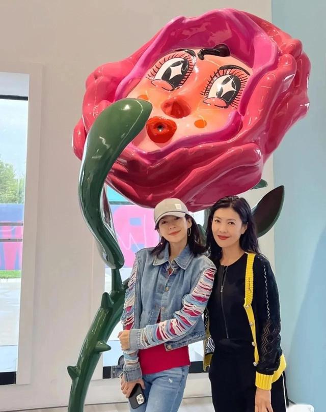 汪峰两个女儿不一般，小苹果高挑小梨涡，章子怡的醒醒都这么尴尬