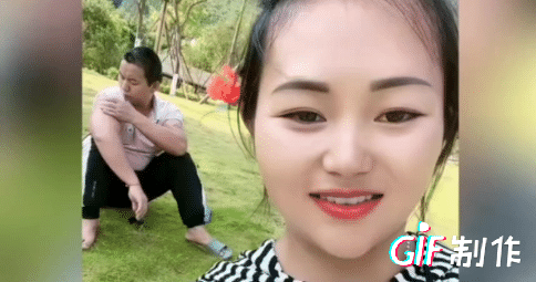 笑死人，看看直播关美颜后，女主播的表情变化，小撒直夸自己帅呆