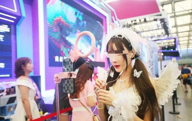 女主播户外直播涉黄当场被抓,已被采取刑事强制措施