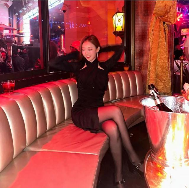 极品美女主持人!黑丝大长腿,太无敌了