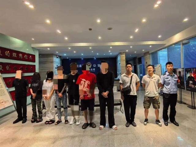 牛粪抹脸、活吞牛蛙，9名主播被行拘！