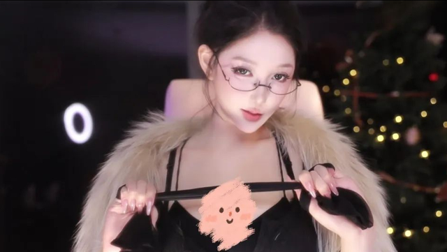 月供30万逼疯顶流！米娜穿五层裤跳舞仍被封：直播不脱活该饿死？