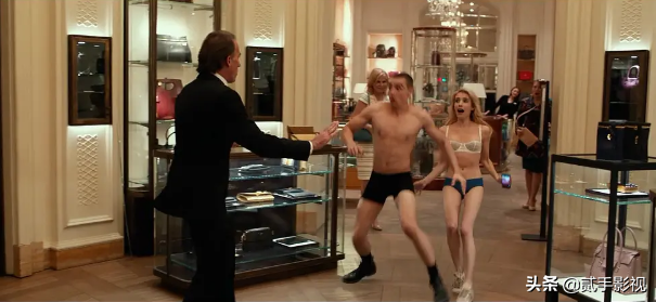 美女主播为得到丰厚奖金,无下限当众掀裙子,在试衣间直播