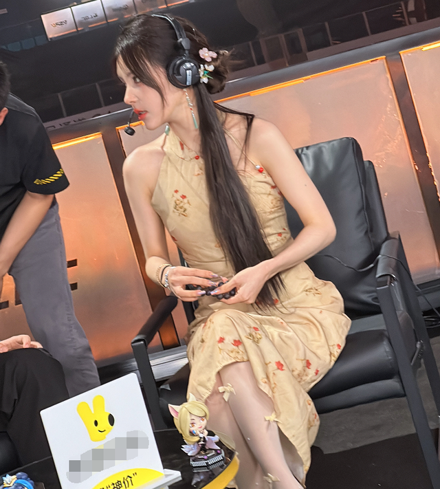 Rita穿白丝是真好看，姿态看后沉默不语！网友：心率干到140了