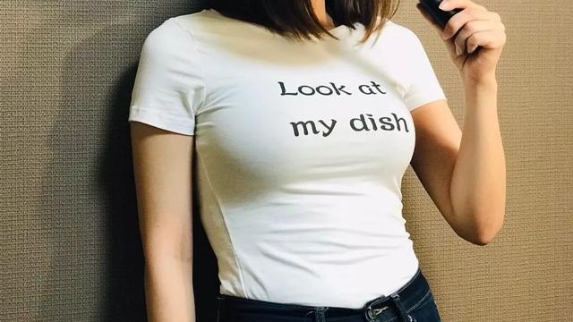 日本女主播在巨乳上打印广告,网友:完全没法拒绝