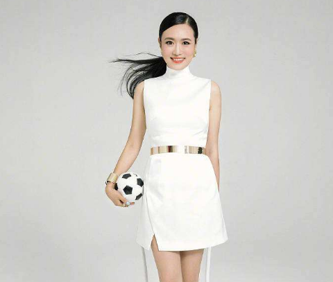 央视主播王曦梁，长腿颜值高3次主持《豪门盛宴》，工作21年0失误