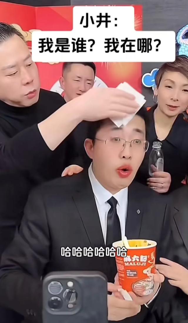 济南麻六记小井牛了,被高管们贴身服务擦汗喂水又扇风