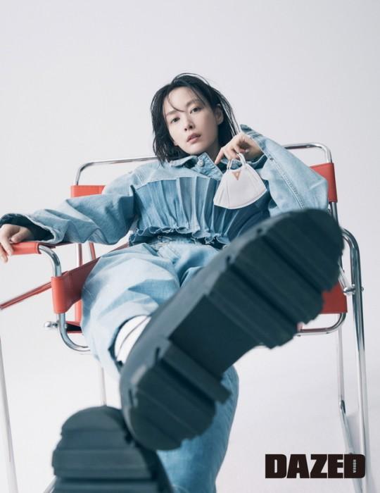 韩国女艺人李娜英拍口罩主题时装写真