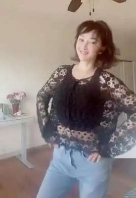 中国女主播扭臀热舞(牛莉不上春晚彻底放飞了穿“挖洞衫”配“半截背心”扭臀热舞)