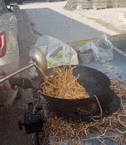 郑凯前女友程晓玥穿紧身裤直播，私处若隐若现，明星也开始擦边