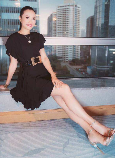 央视主播王曦梁，长腿颜值高3次主持《豪门盛宴》，工作21年0失误