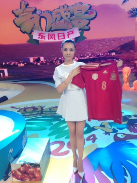 央视主播王曦梁，长腿颜值高3次主持《豪门盛宴》，工作21年0失误