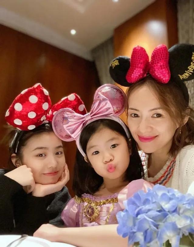 汪峰两个女儿不一般，小苹果高挑小梨涡，章子怡的醒醒都这么尴尬