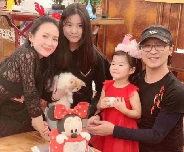 汪峰两个女儿不一般，小苹果高挑小梨涡，章子怡的醒醒都这么尴尬