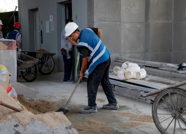 小人物｜酷夏，施工员在工地的一天