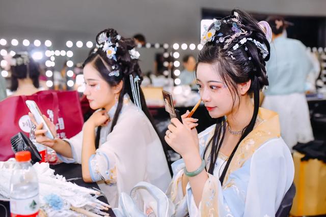 一夜爆卖4500万!李佳琦“变装”,投资人追捧,又一百亿新市场