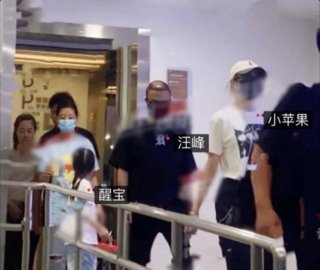 汪峰两个女儿不一般，小苹果高挑小梨涡，章子怡的醒醒都这么尴尬
