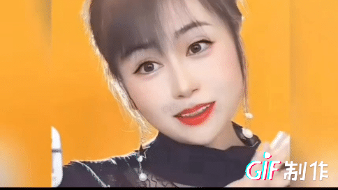 笑死人，看看直播关美颜后，女主播的表情变化，小撒直夸自己帅呆