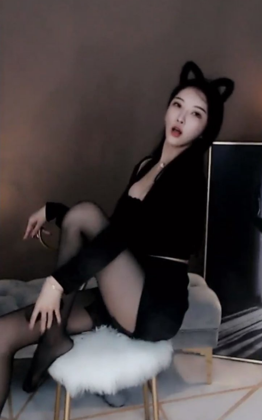 受不了!女主播低胸+黑丝装大跳开火车,动作太大还露出私密衣物