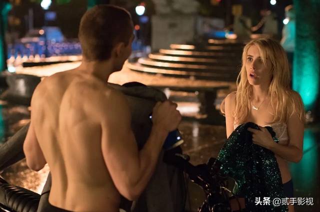 美女主播为得到丰厚奖金,无下限当众掀裙子,在试衣间直播