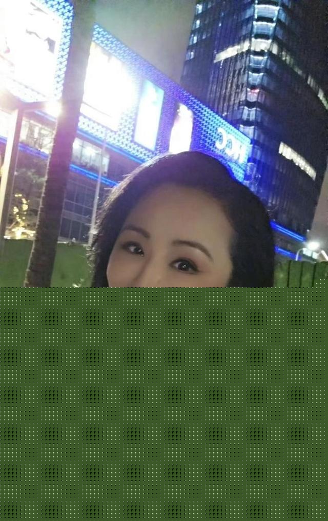 曹颖近况惹热议!在韩国夜市小店卖货,浓妆艳抹,网友傻眼认不出