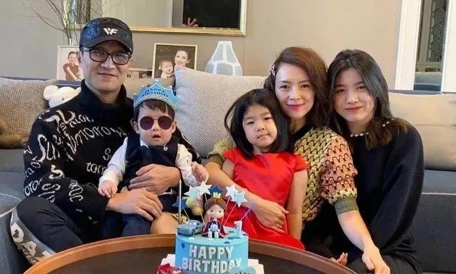 汪峰两个女儿不一般，小苹果高挑小梨涡，章子怡的醒醒都这么尴尬